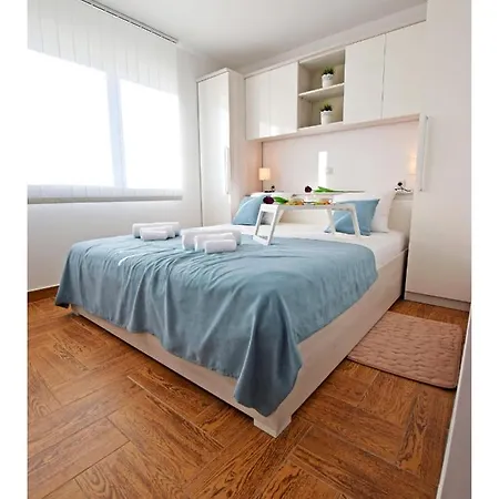 アパート Dinko ロバニスカ